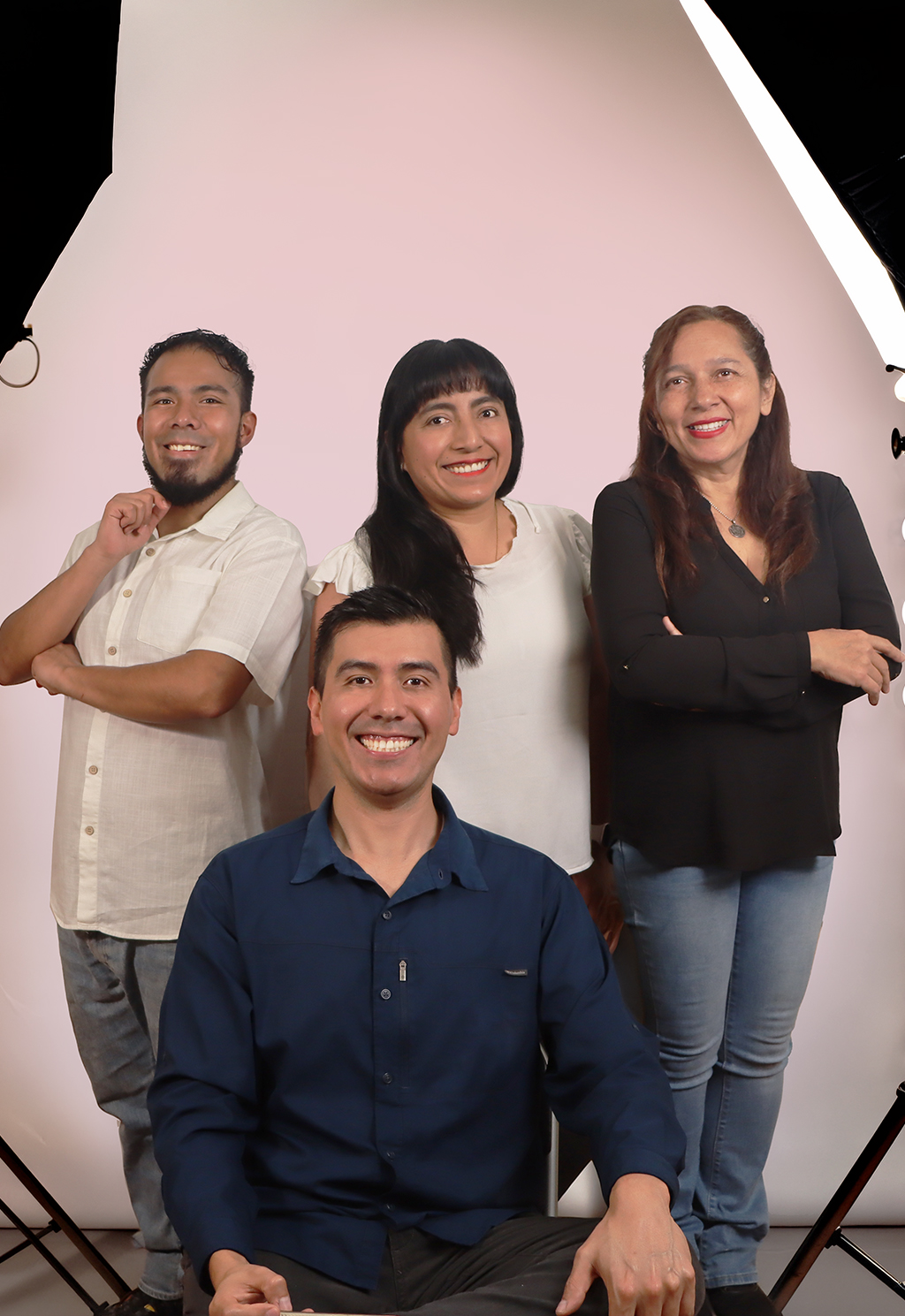 Equipo de Wave And Lens Media en sesión de producción